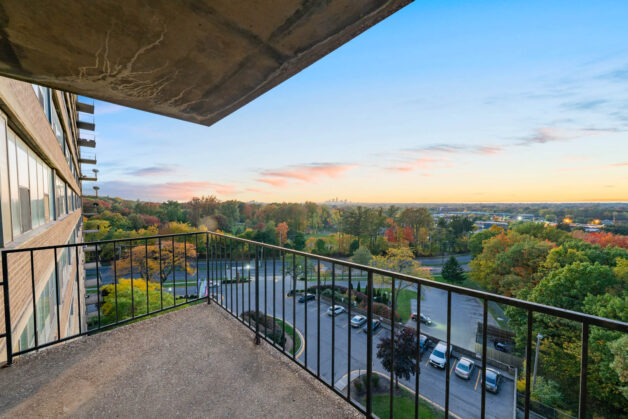 3 Bed, 2 Bath – Corner