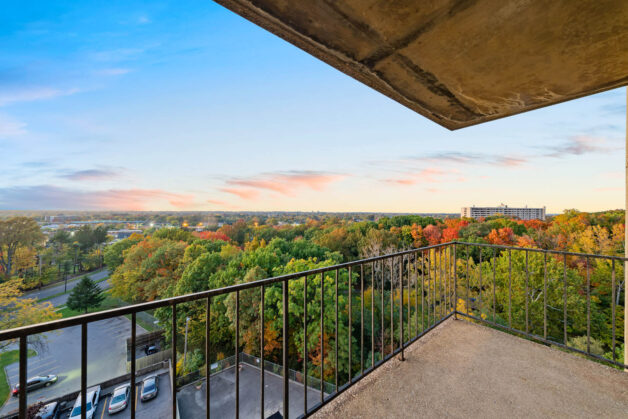 3 Bed, 2 Bath – Corner