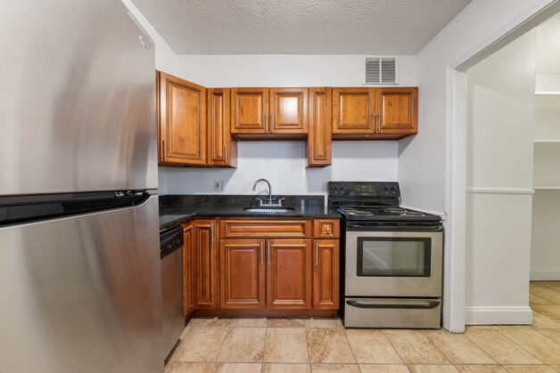 3 Bed, 2 Bath – Corner